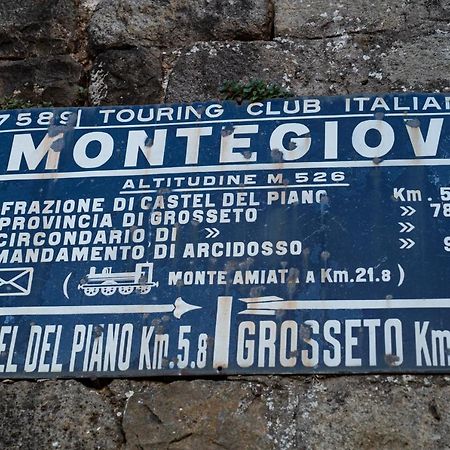 Casa Angolo Cantina Nel Castello Montegiovi ภายนอก รูปภาพ