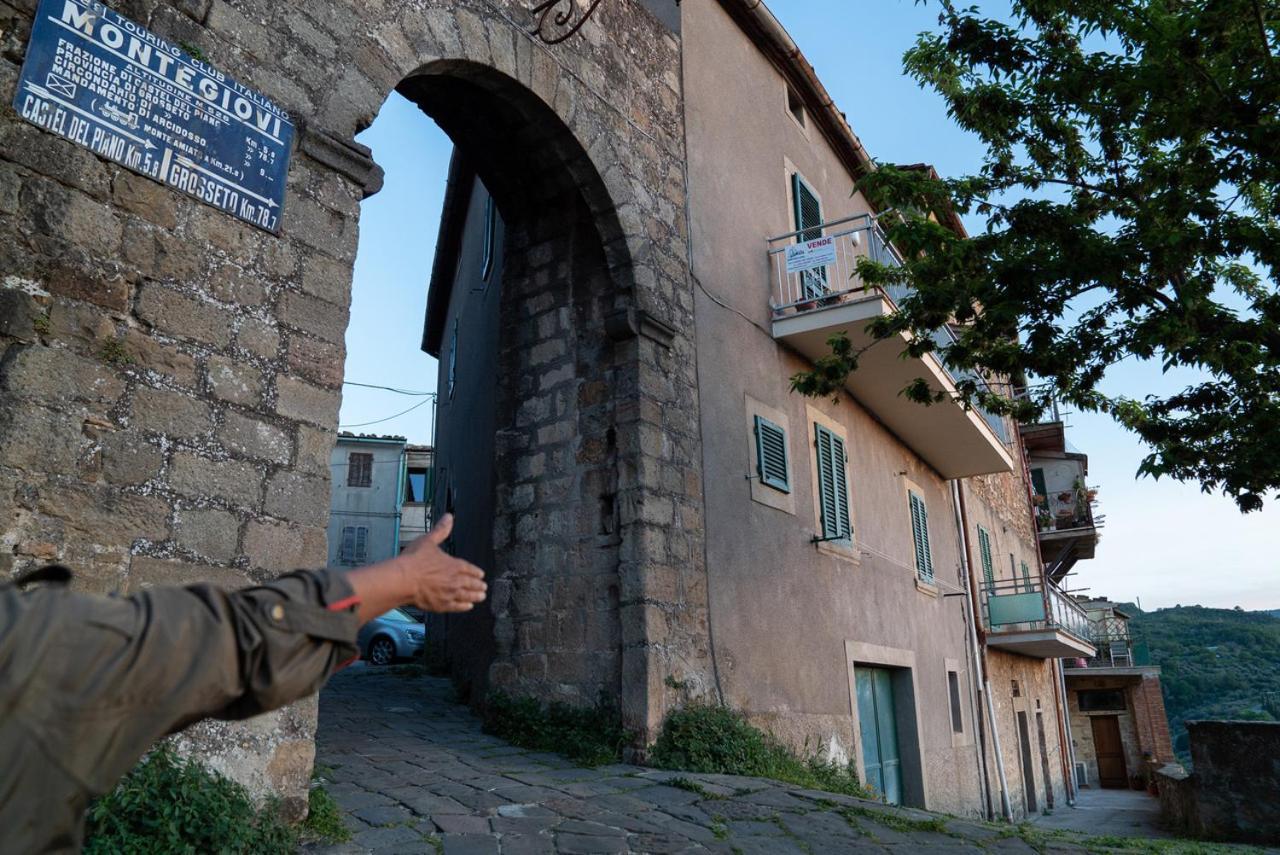 Casa Angolo Cantina Nel Castello Montegiovi ภายนอก รูปภาพ